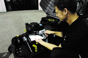 19. X-KM 75 / 40 汽油 德國凱馳自驅式掃地機