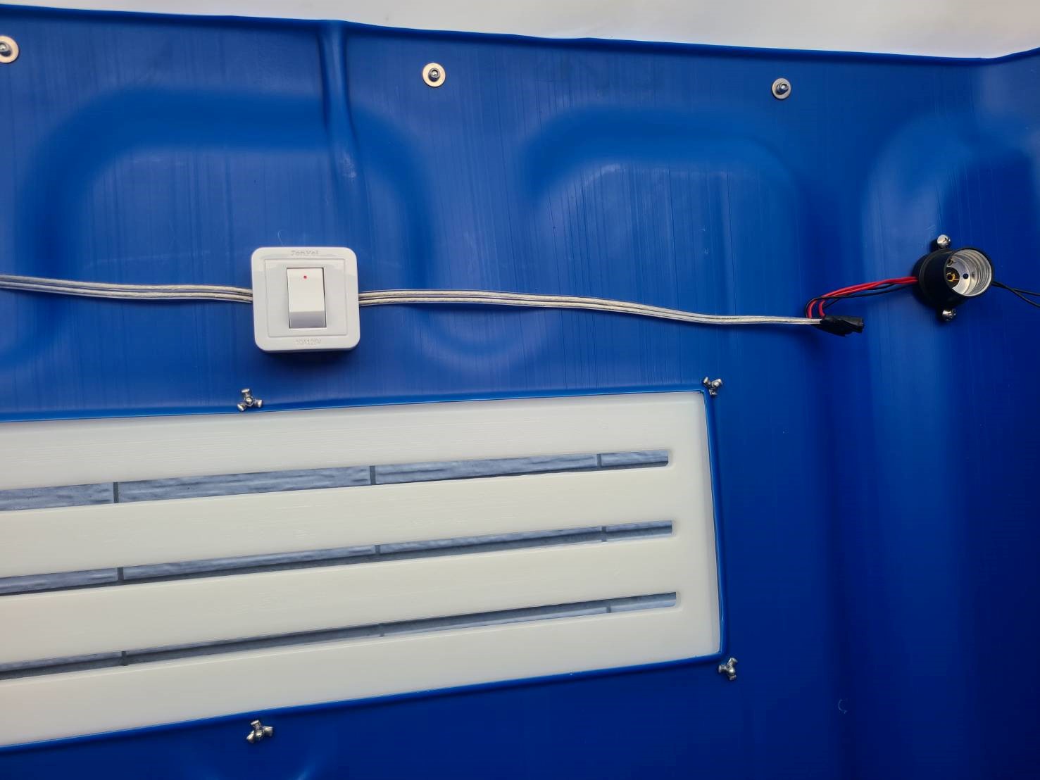 01.型號【AC-DOS-859】排放式流動廁所-蹲式有帽緣陶瓷便盆